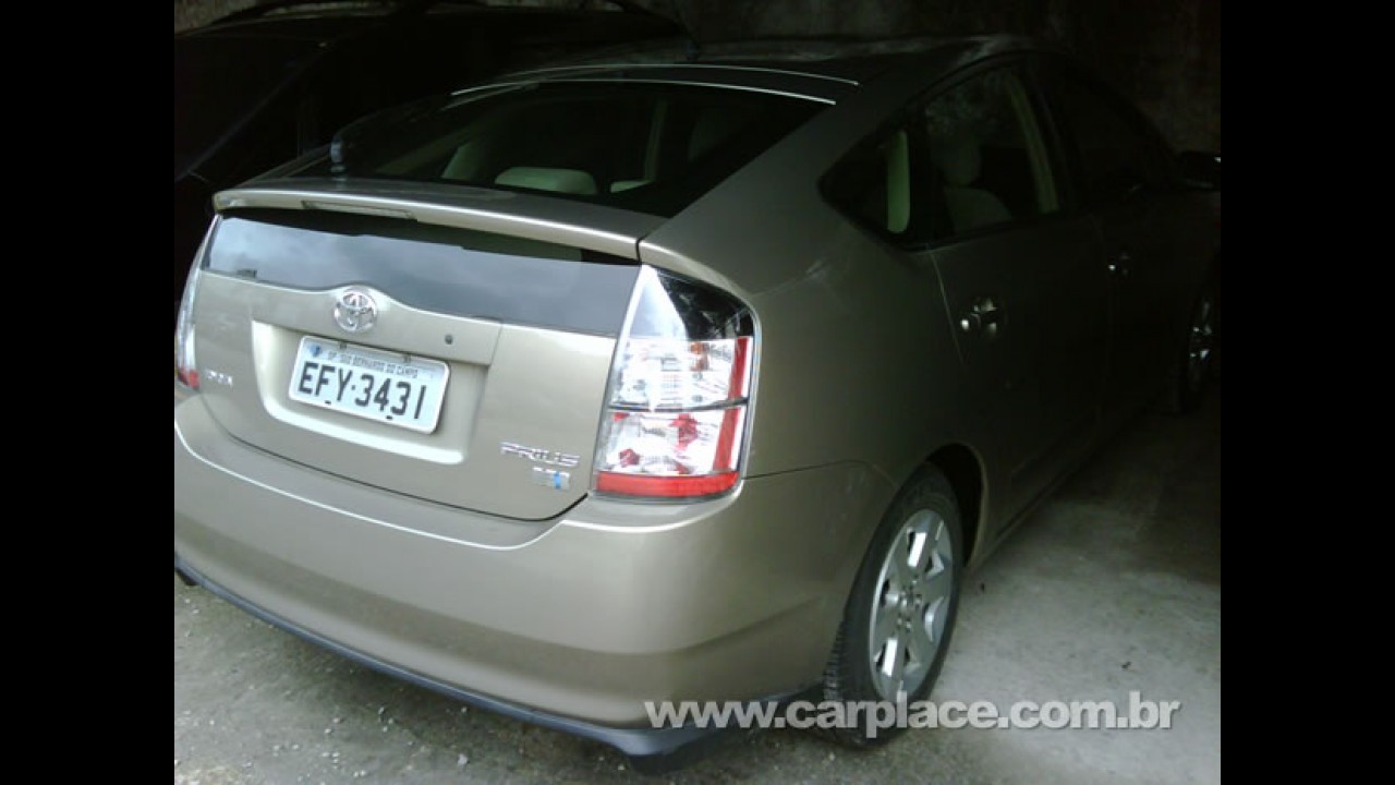Exclusivo: Leitor flagra Toyota Prius no Brasil já com placas definitivas (cinzas)
