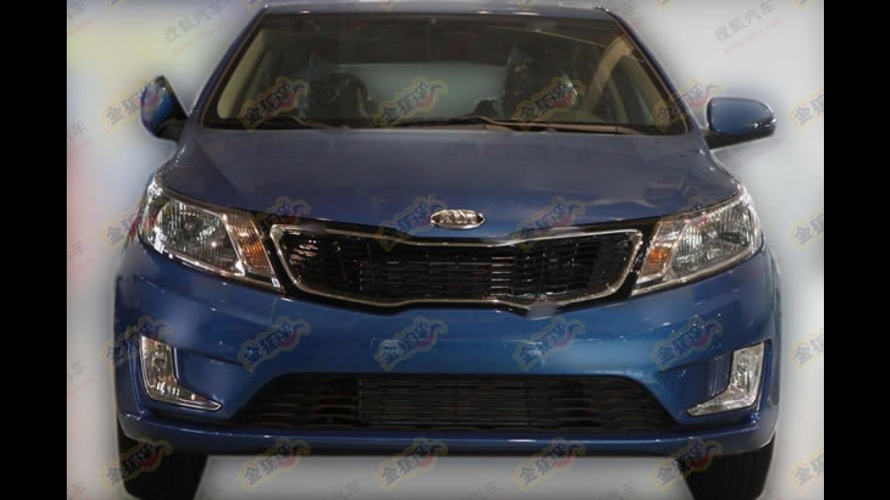 Kia K2 Hatch é flagrado sem disfarces na China