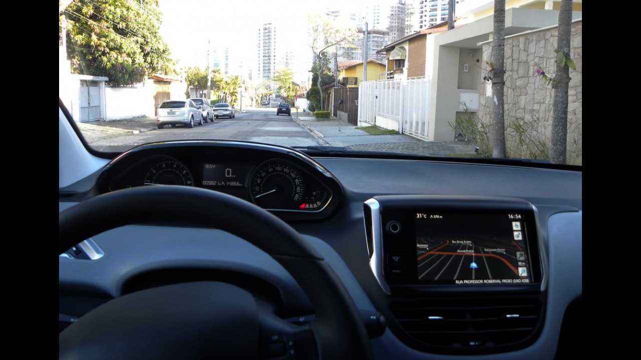 Garagem CARPLACE #6: consumo com gasolina do 208 na cidade e central multimídia superaquecida