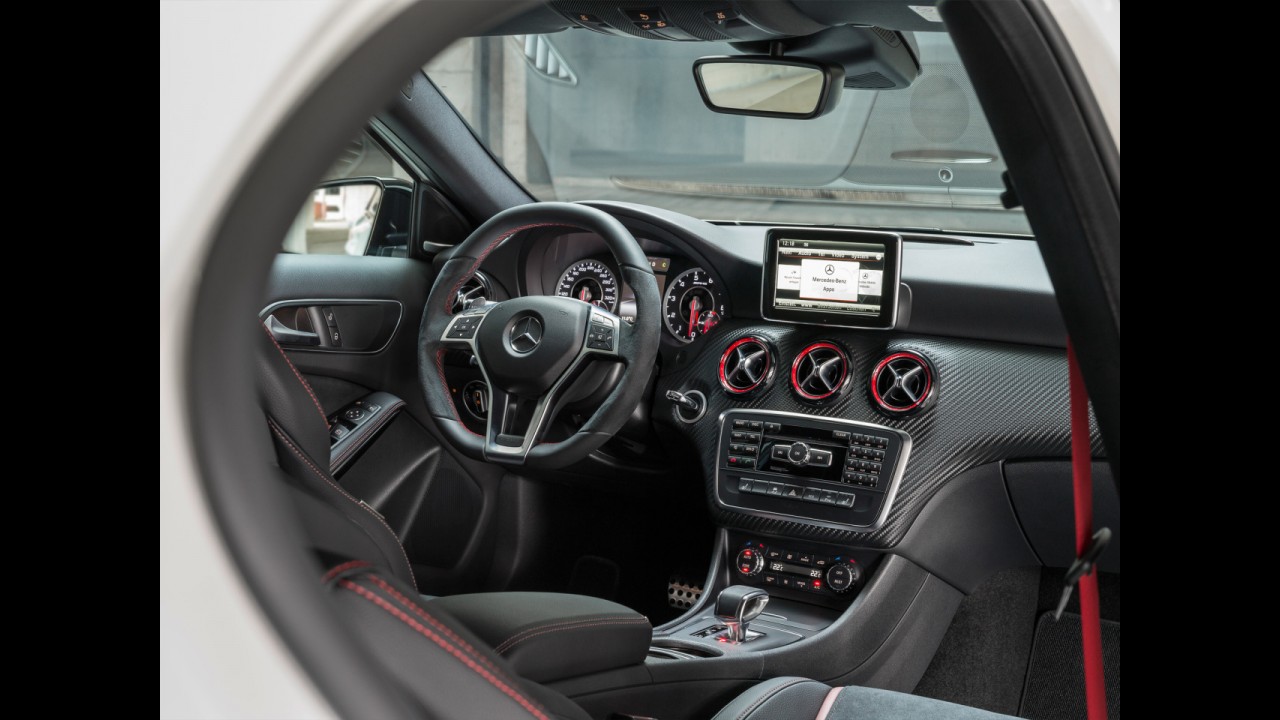 Eis as primeiras imagens do novo Mercedes A45 AMG