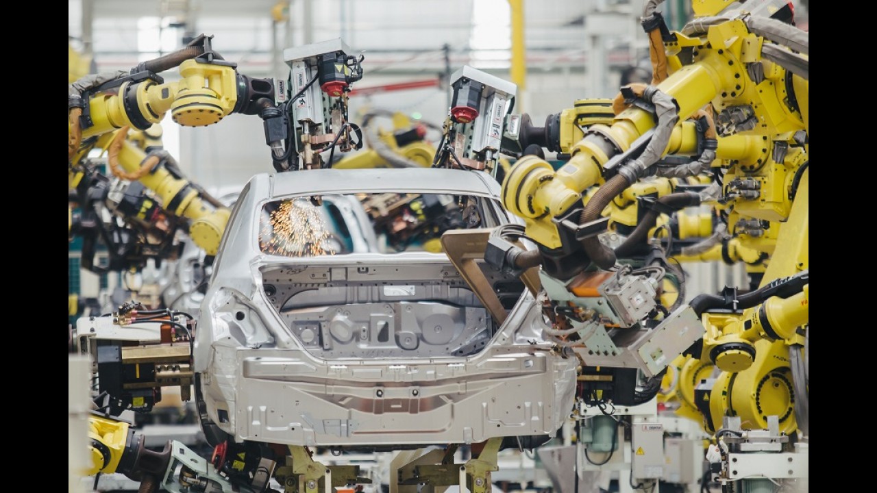 Nissan inicia produção do Versa com motor 1.0 de três cilindros no Brasil