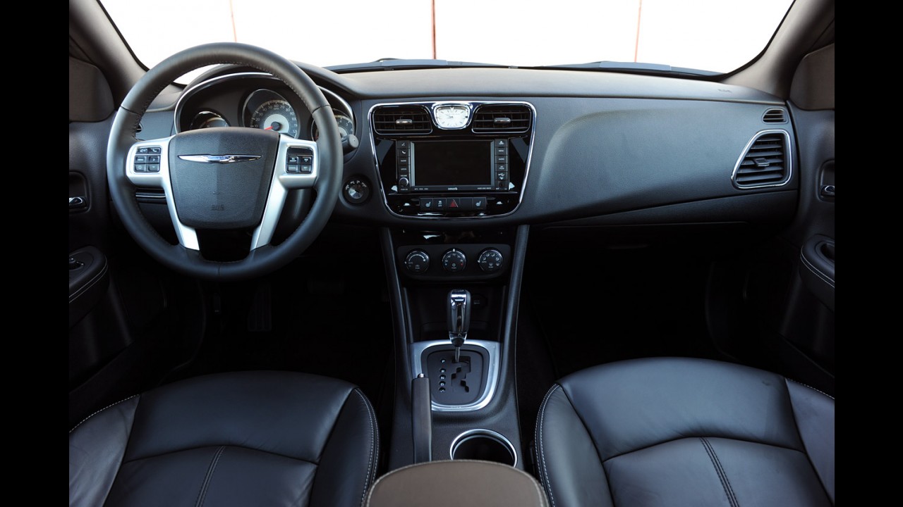 Chrysler 200 desembarca oficialmente no mercado chileno custando o equivalente a R$ 57.570