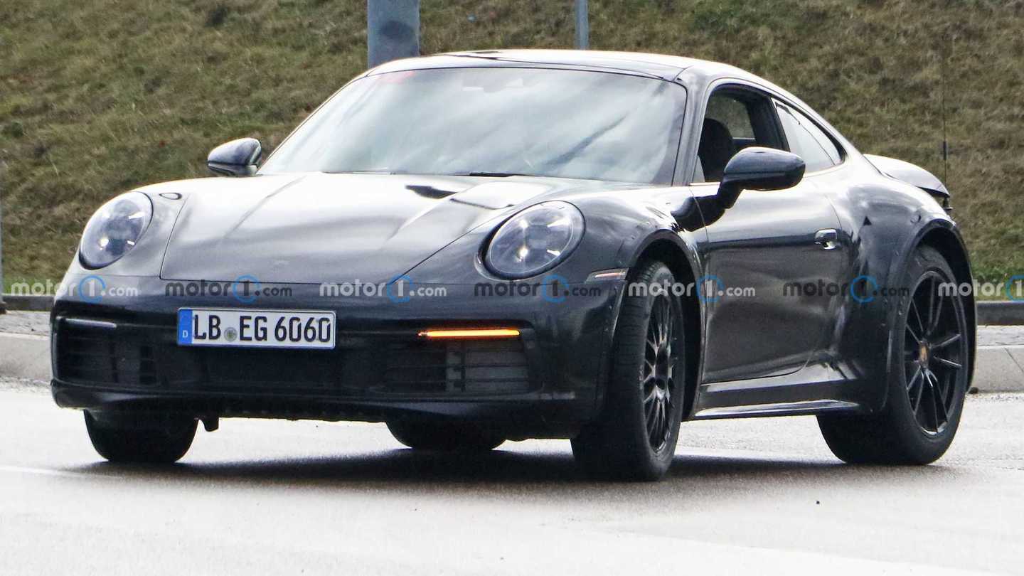 2022 Porsche 911 Safari spy photo
