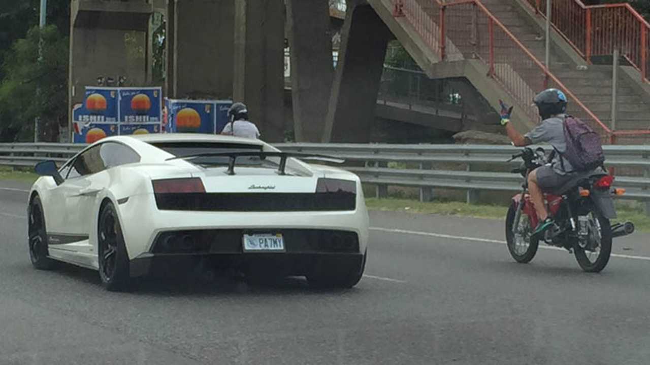 Euforia paparazzi por un Lamborghini Gallardo Superleggera en Buenos Aires