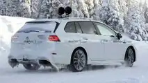 VW Golf R Variant (2021) fast ungetarnt erwischt
