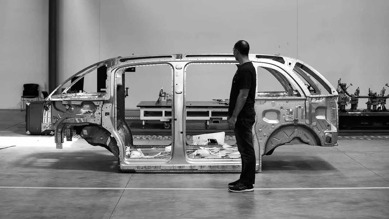 Un esemplare del veicolo elettrico Canoo esce da un garage