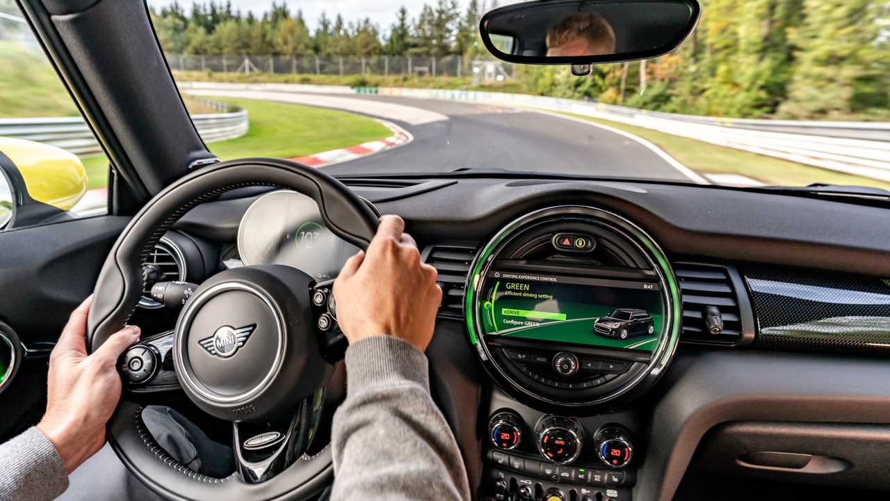 Mini Cooper SE на Нюрбургринге