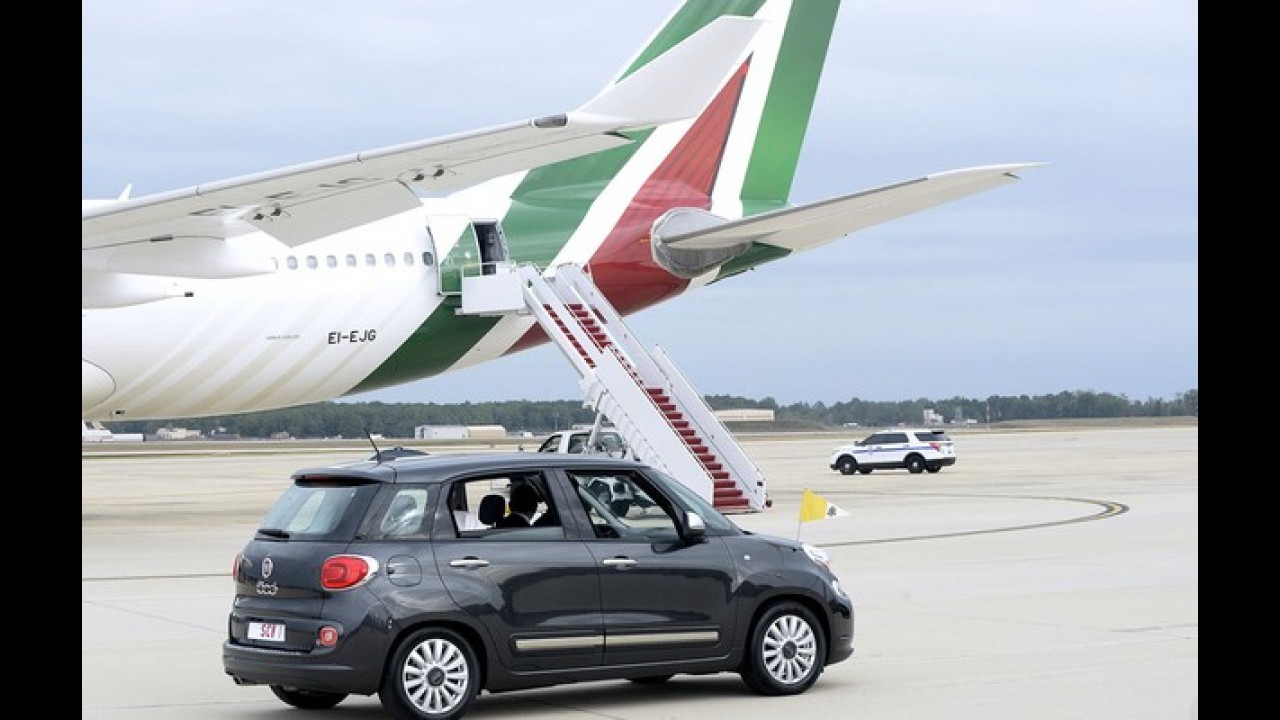 Fiat 500L usado pelo Papa Francisco é arrematado por R$ 325 mil