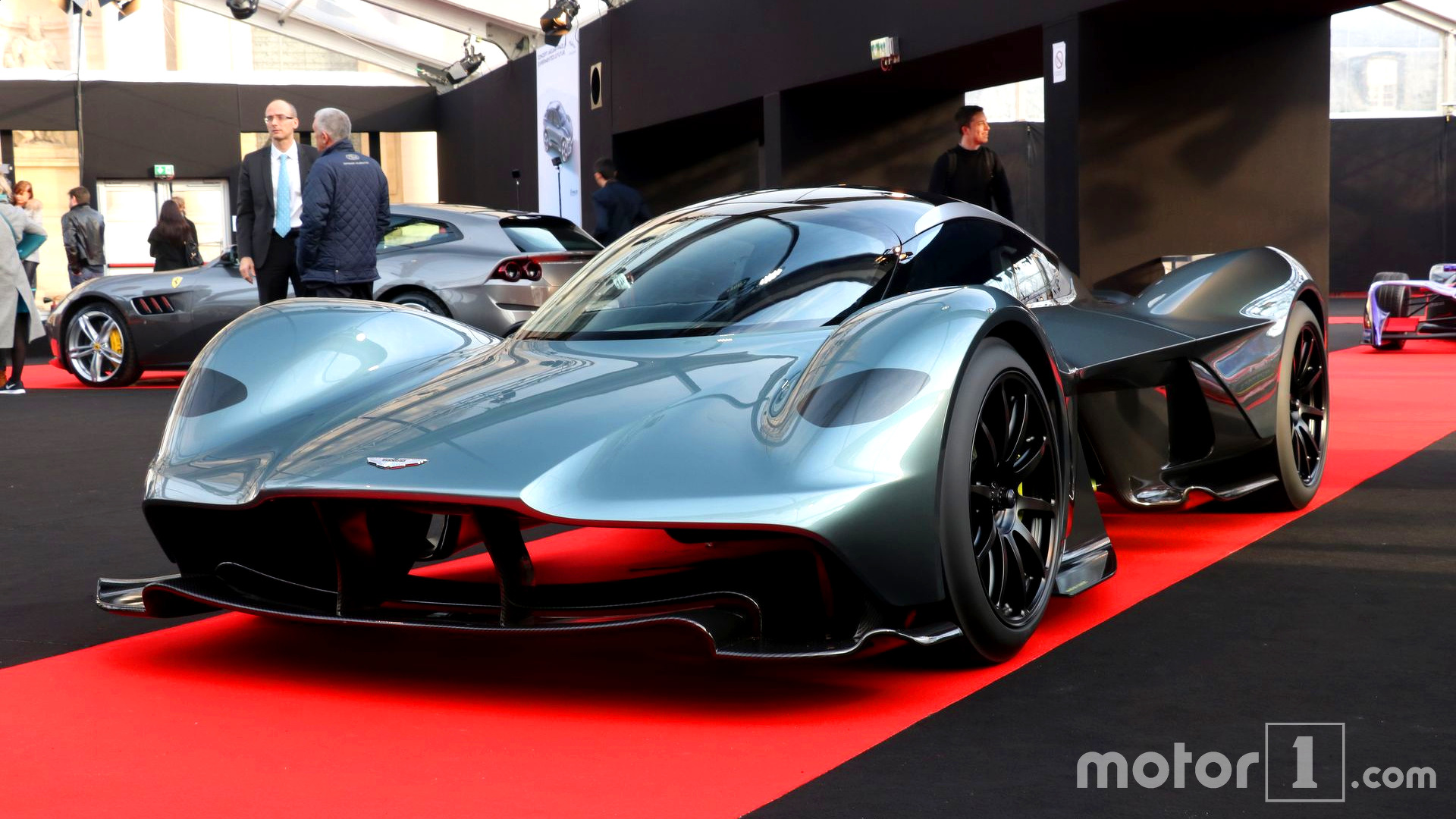 PHOTOS - L'Aston Martin AM-RB 001 se montre pour la première fois