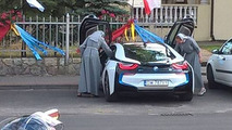 BMW i8 Nuns