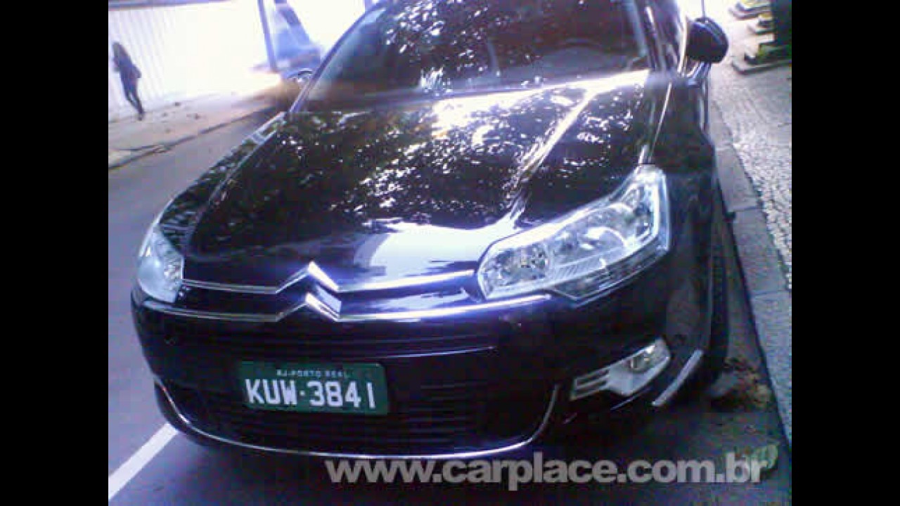 Leitor flagra o novo sedan Citroën C5 sem nenhum disfarce no Rio de Janeiro