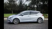 Opel Astra, l’auto a cui basta “chiedere” 