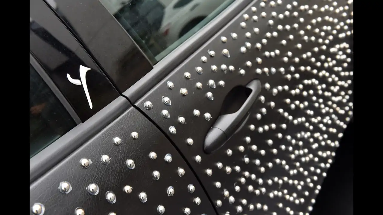 Lancia Ypsilon a Milano diventa "Black Metal Star"