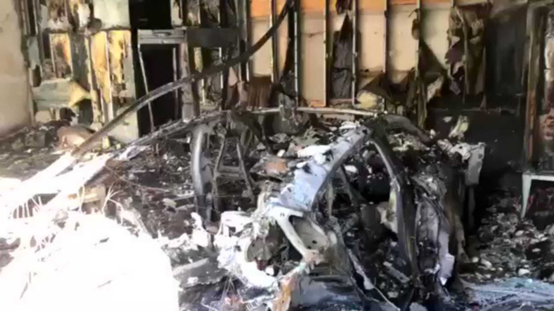 https://cdn.motor1.com/images/mgl/9MvPl/s6/one-of-the-first-porsche-taycan-burns-down-in-south-florida.jpg