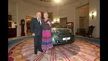 Stirling Moss e consorte con la Aston Martin Cygnet