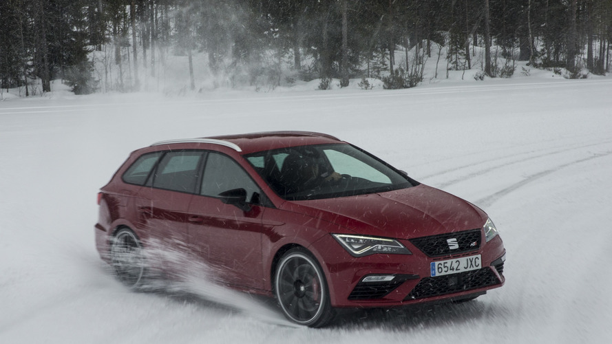 2017 SEAT Leon Cupra ST races sled pulled by huskies