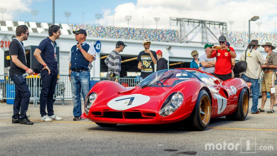 PHOTOS - Une des trois Ferrari 330 P4 prend la pose à Daytona