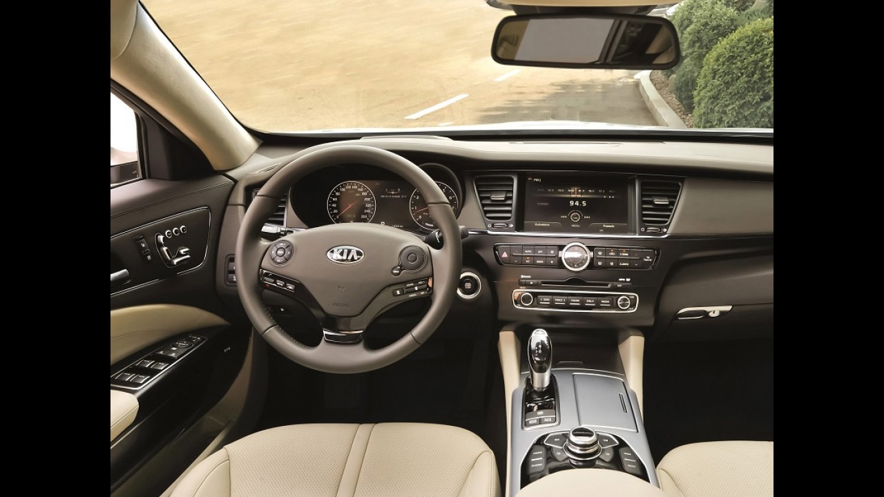 Kia Quoris chega ao Brasil por R$ 249,9 mil; A6, Classe E e Série 5 são os rivais
