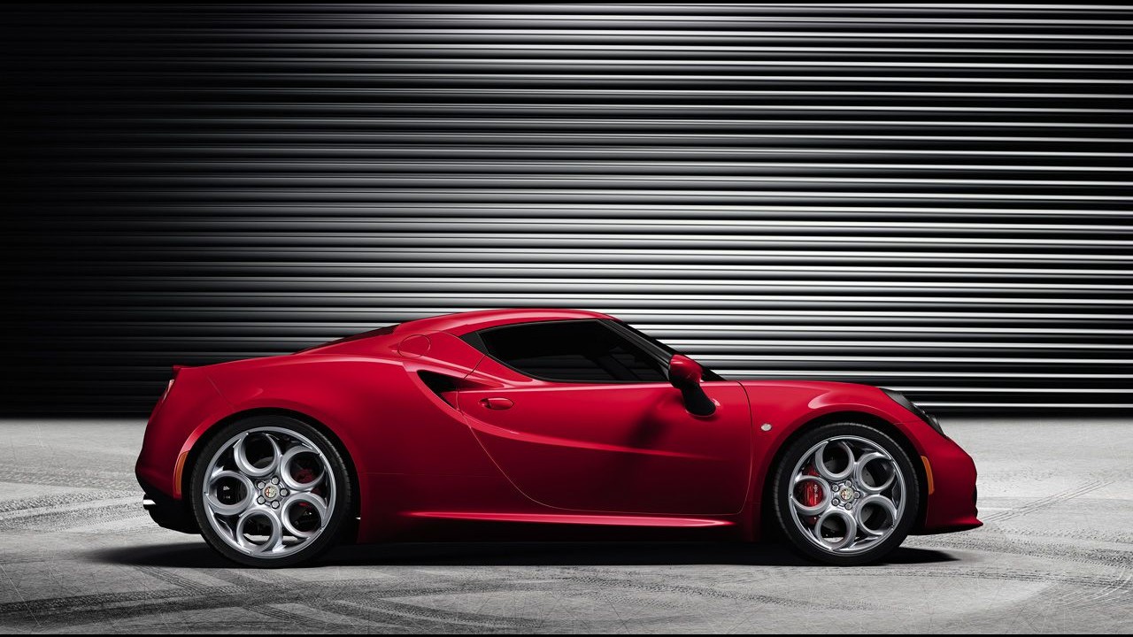 Alfa Romeo divulga novas imagens do esportivo 4C - Veja detalhes do interior