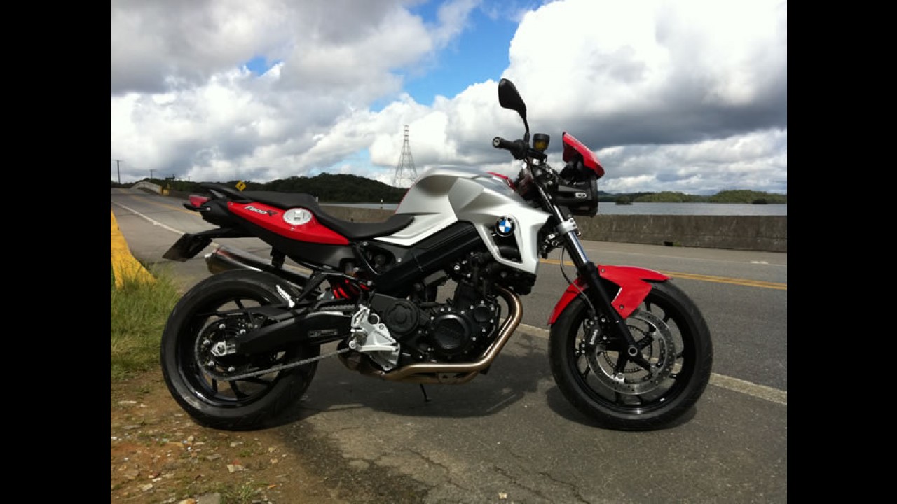 Avaliação: BMW F800R - Deitando com a pelada alemã