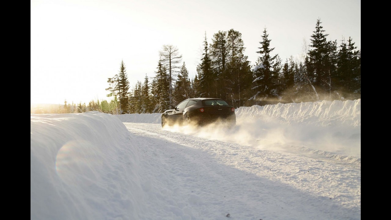 Ferrari divulga fotos da nova FF na neve