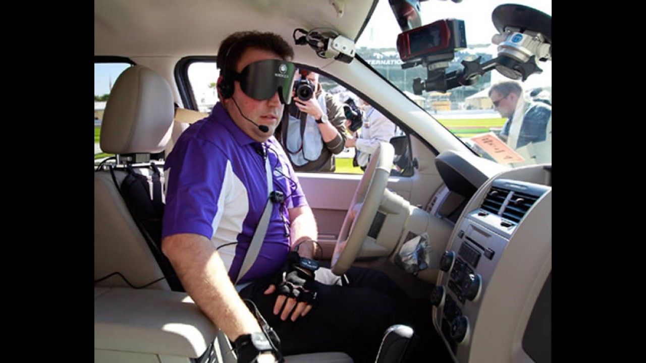 Deficiente visual guia um Ford Escape em Daytona