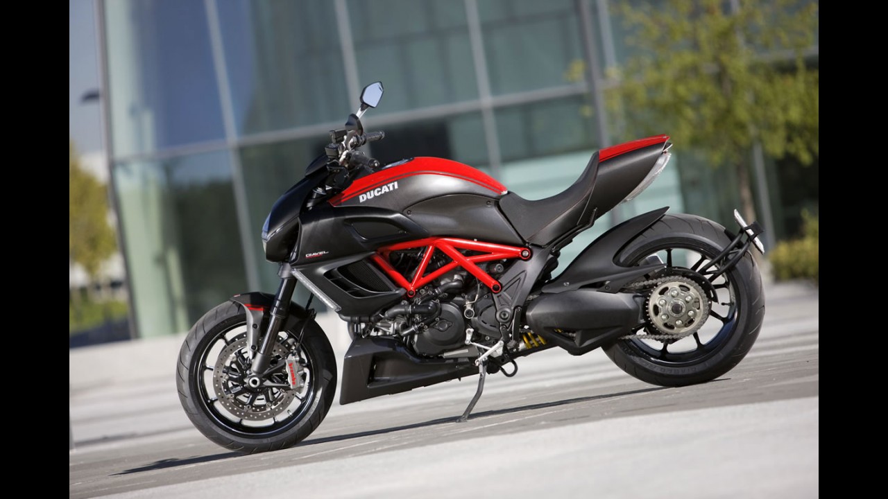 "Diavélica": Ducati Diavel alia ciclística custom e poderio de esportiva
