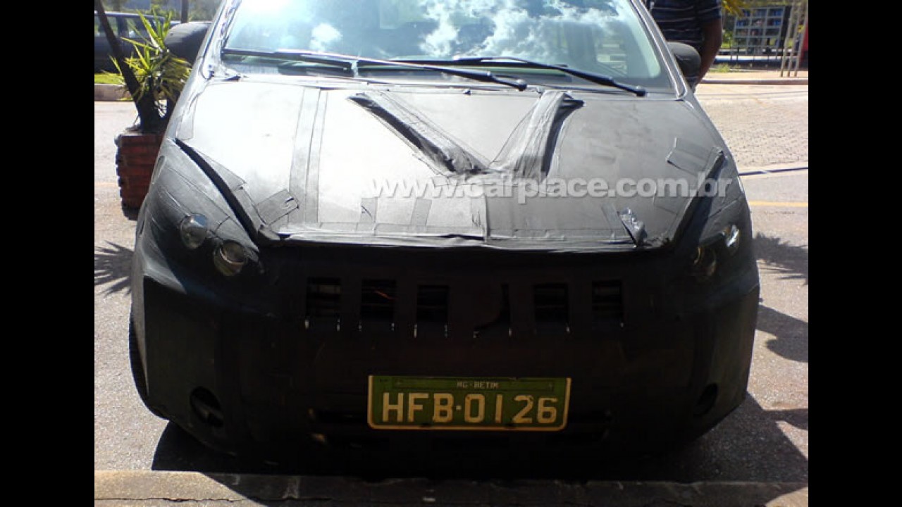Leitor flagra Novo Fiat Idea 2011 camuflado - Modelo terá nova dianteira