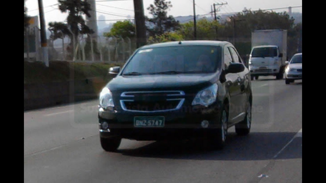 Flagra: Novo Chevrolet Cobalt sem disfarces - Veja as diferenças com o Agile