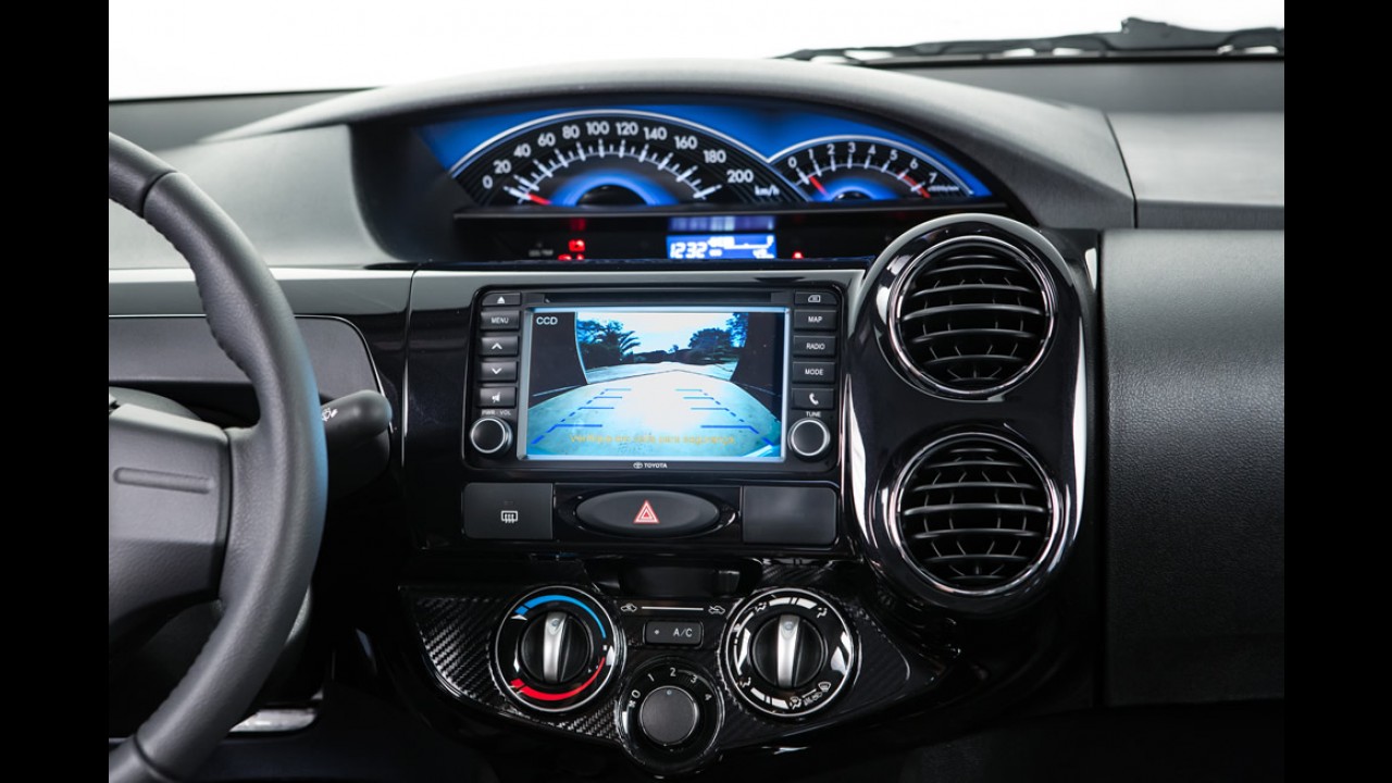Toyota lança Etios 2015 com novidades de acabamento e equipamentos - veja preços