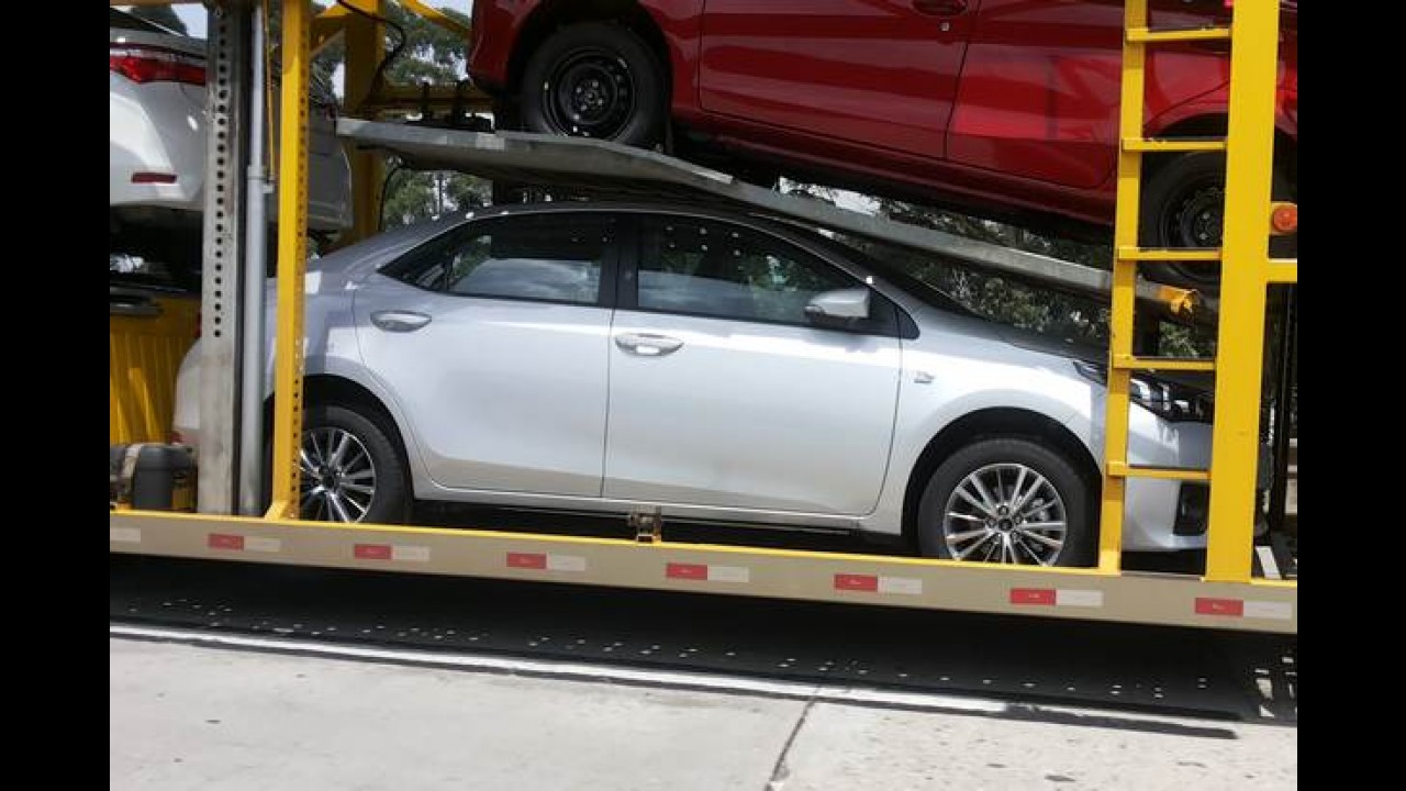 Flagra: novo Corolla já passeia de cegonha a caminho das revendas
