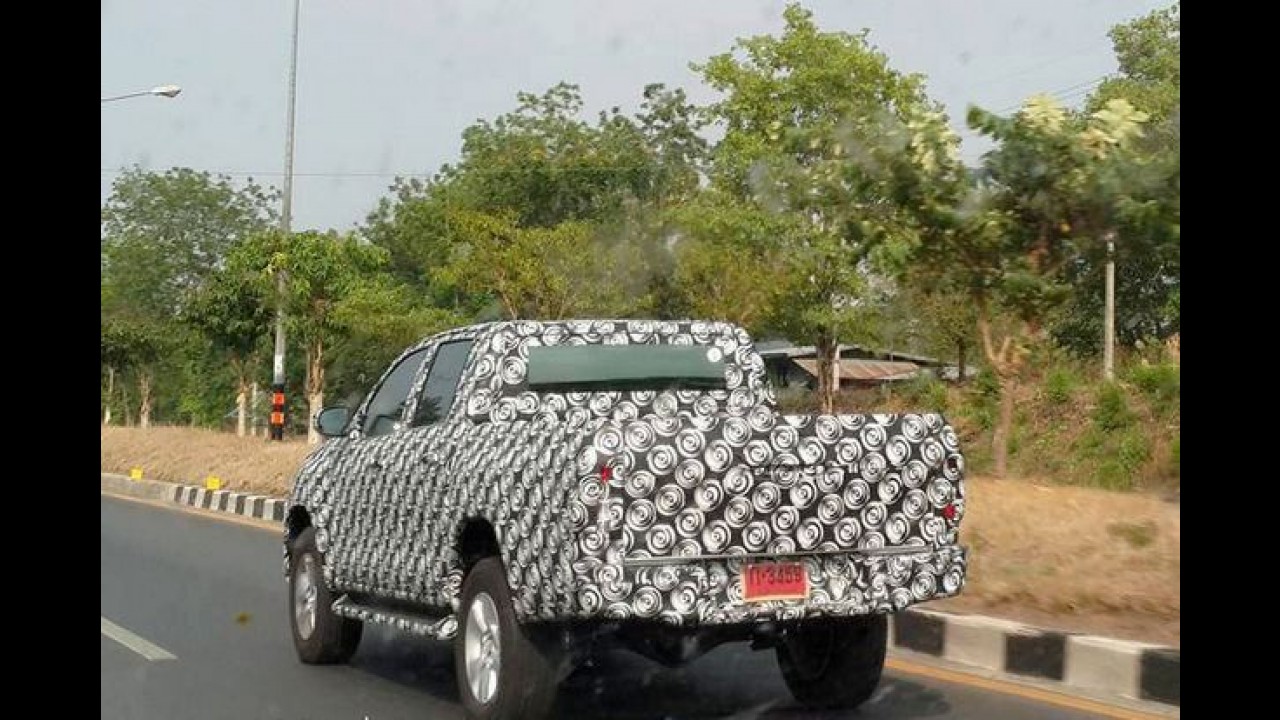 Segredo: Nova Hilux 2015 aparece com frente de Corolla