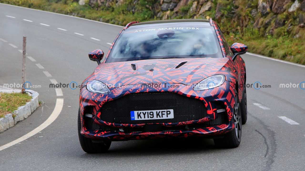 Aston Martin DBX S foto spia