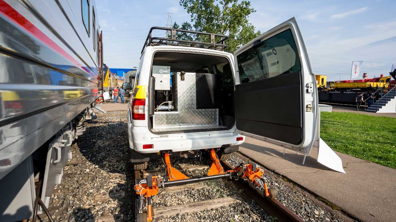 UAZ Patriot sobre raíles