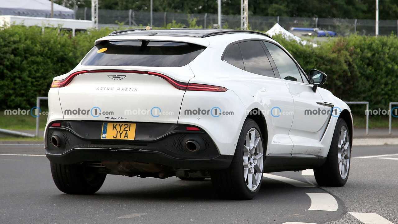 Photos d'espion hybride Aston Martin DBX