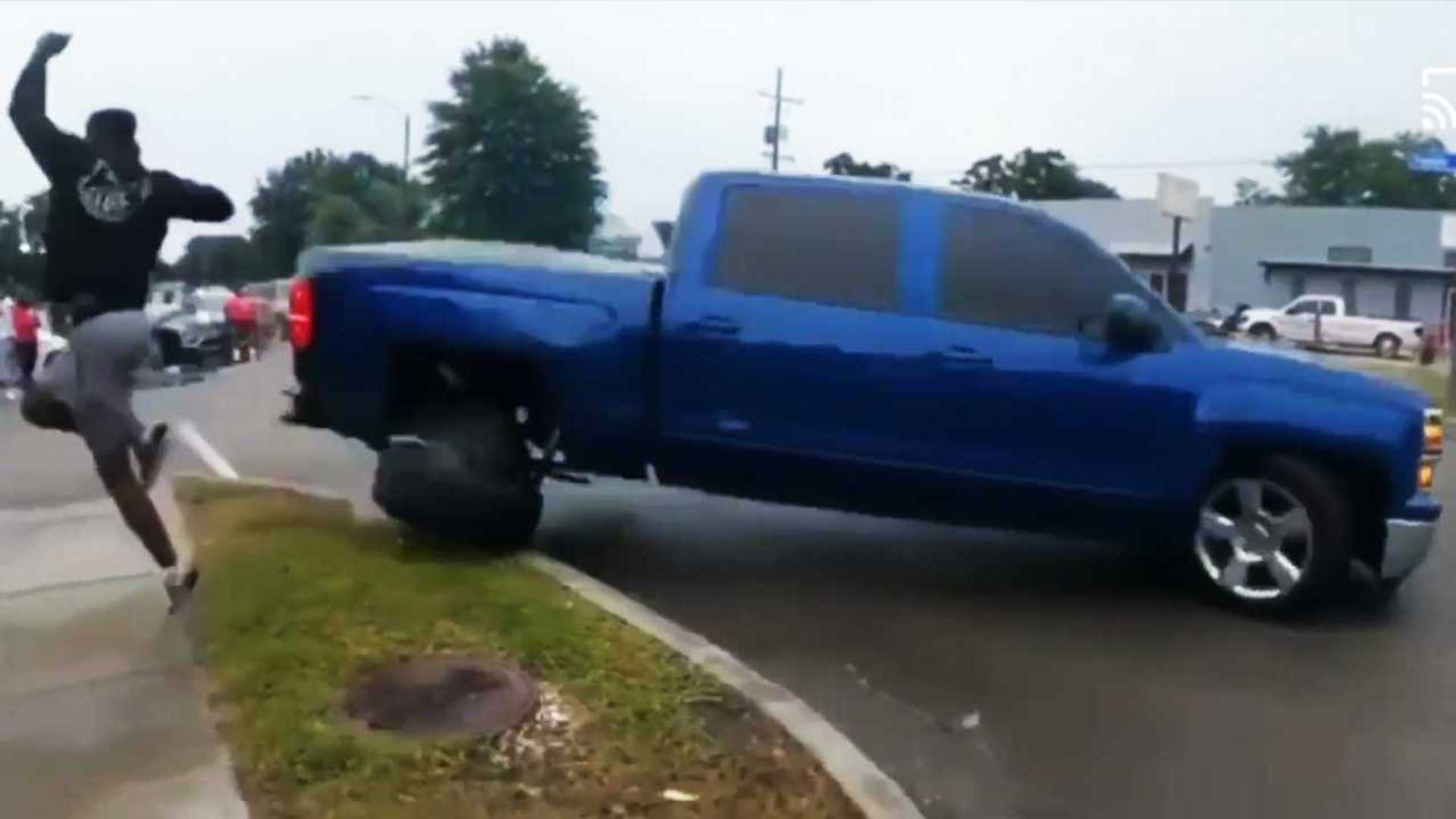 Conductor de Chevy Silverado intenta derrapar, inmediatamente choca contra la acera