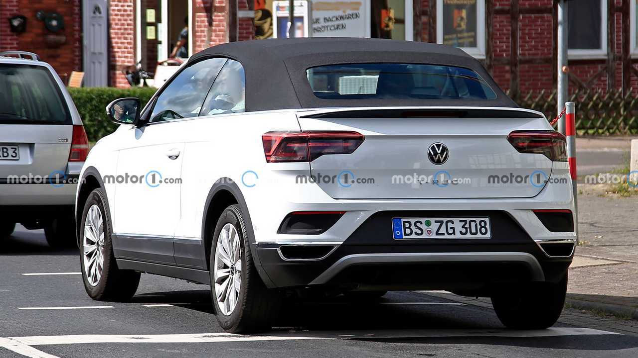 Первые шпионские фото обновленного Volkswagen T-Roc Cabriolet