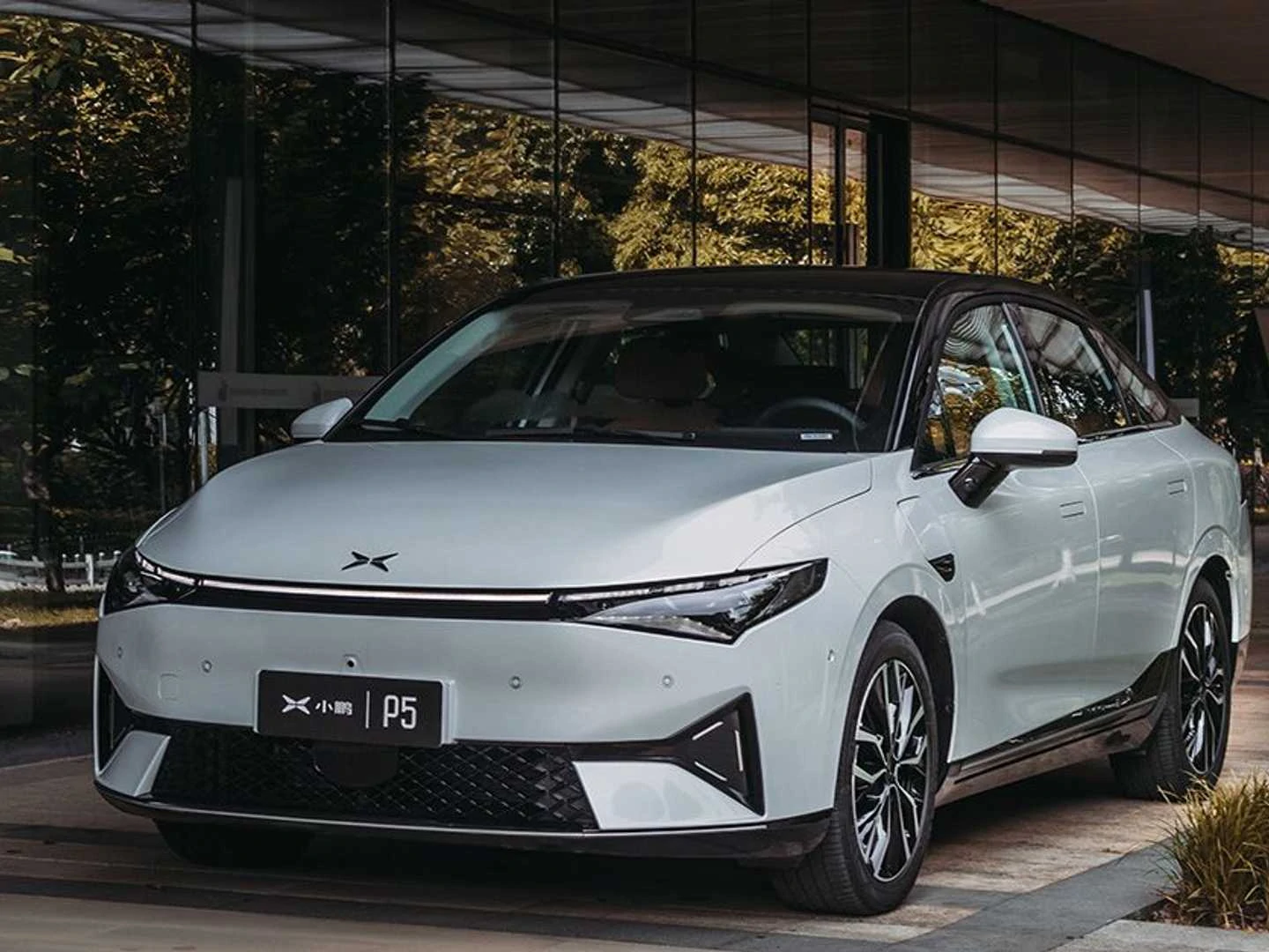 Startup chinesa 'invade' a Europa com o sedã elétrico Xpeng P5