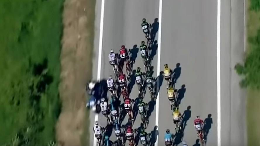 Police Motorcycle Takes Out Giro d’Italia Riders