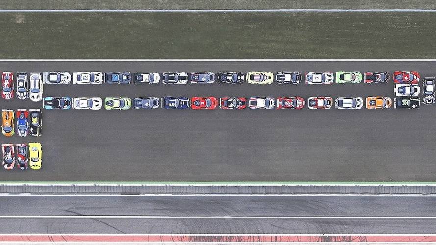 Pirelli reproduce su logo con coches GT3