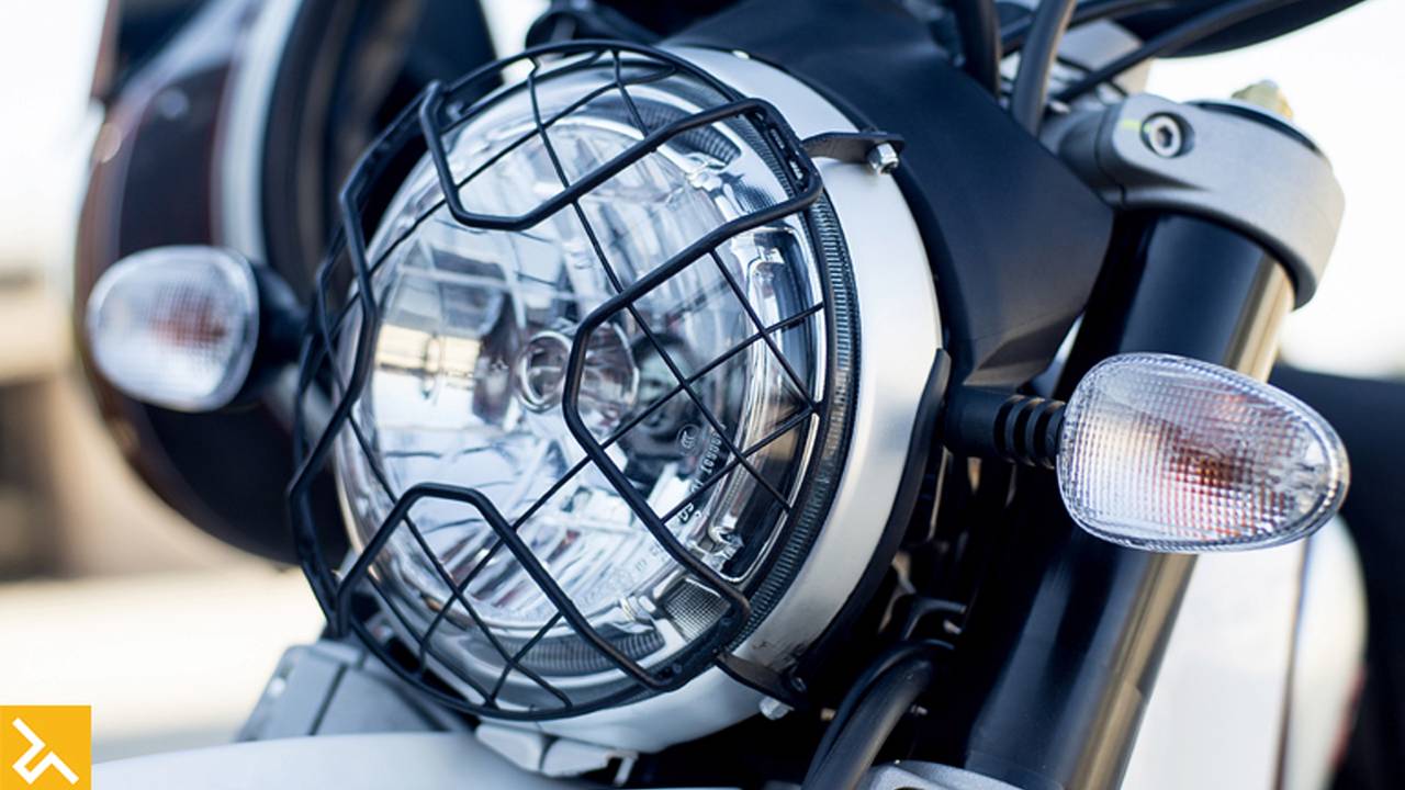 <strong>The traditional round headlight on the Desert Sled is protected by a screen-type guard. Hopefully no perfectly placed pebbles penetrate that nice opening right in the center of the roost guard.</strong>