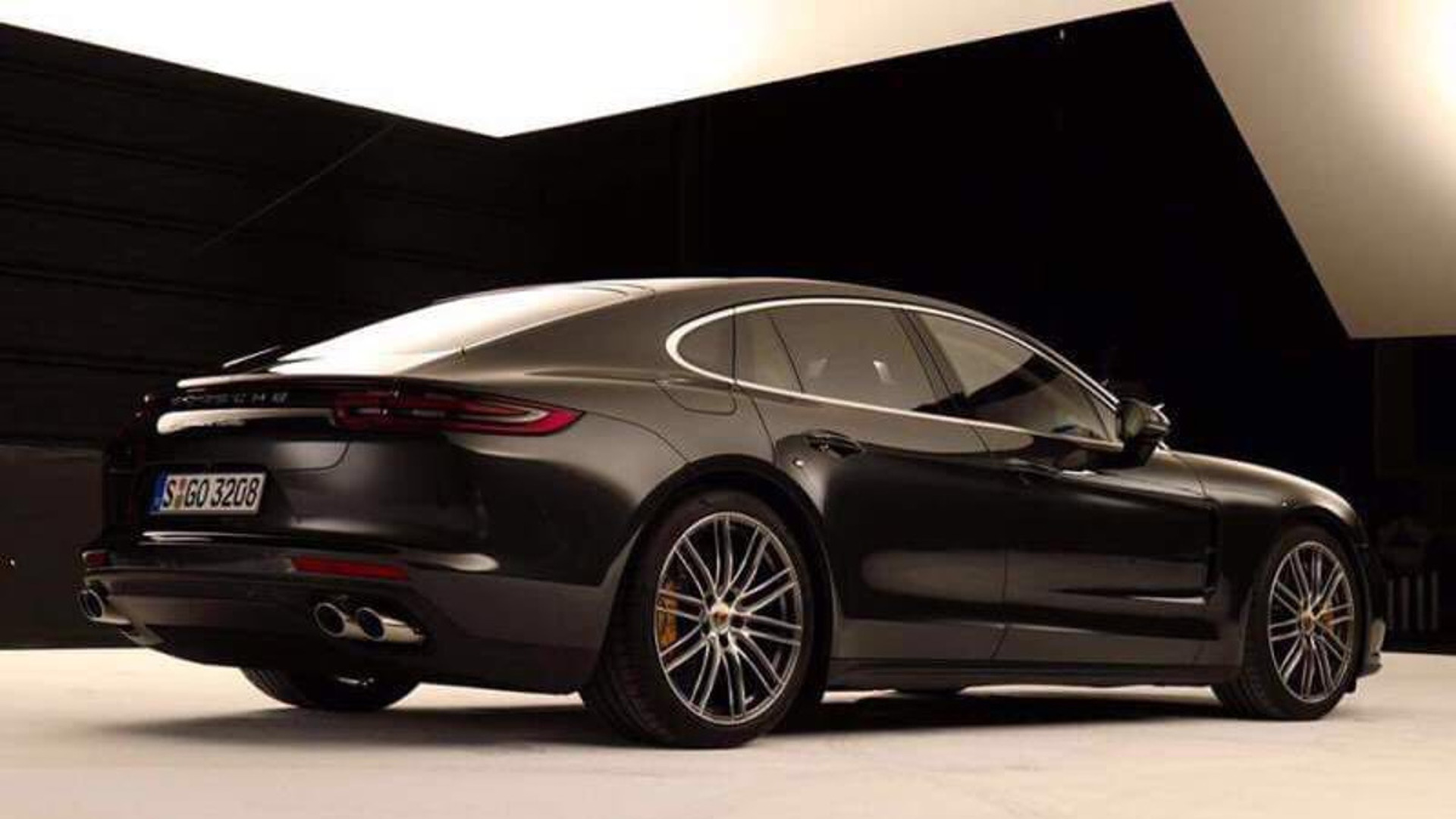 Undisguised 2017 Porsche Panamera Turbo Leaks Online