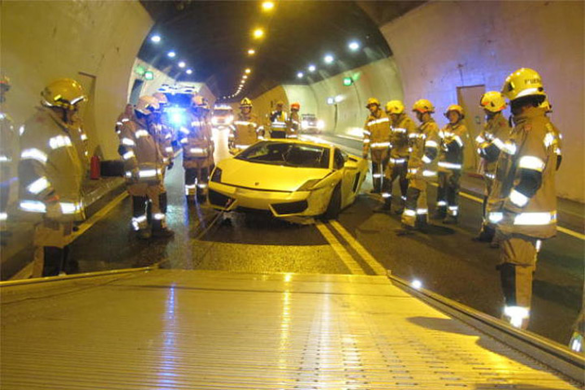 Lamborghini Gallardo Crashes in an Austrian Tunnel
