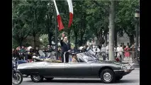Der frisch gewählte Jacques Chirac 1995 im Citroën SM Présidentielle während seiner Amtseinführung.