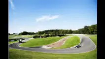 Volvo-LKW vs. Koenigsegg-Sportwagen