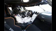 Volvo-LKW vs. Koenigsegg-Sportwagen