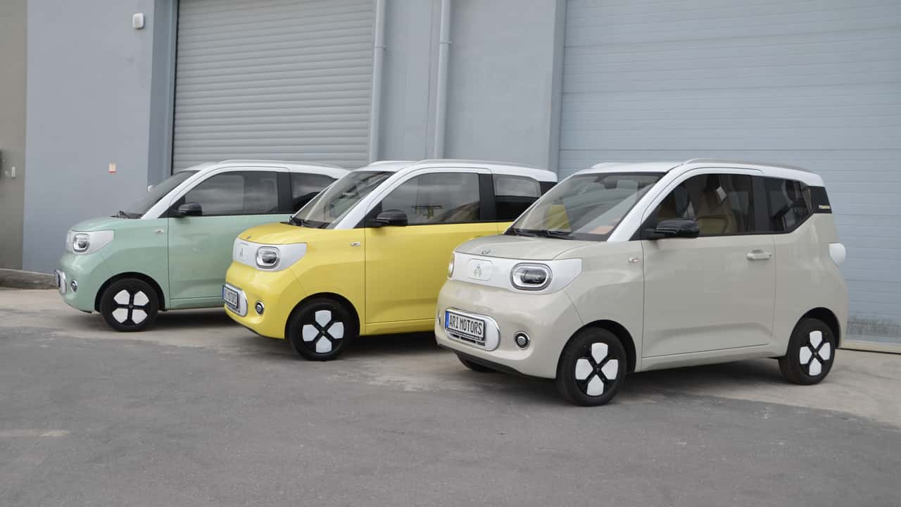 Ari Bruni (2025): Die drei Farbvarianten nebeneinander