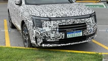Flagra: Jetour X70L, rival de Song Plus, é visto em SP