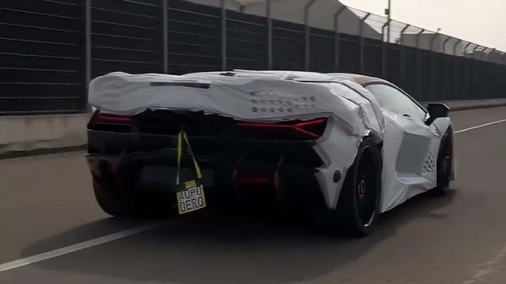 測試中的 Lamborghini Revuelto SV 尾部牌照鬆脫