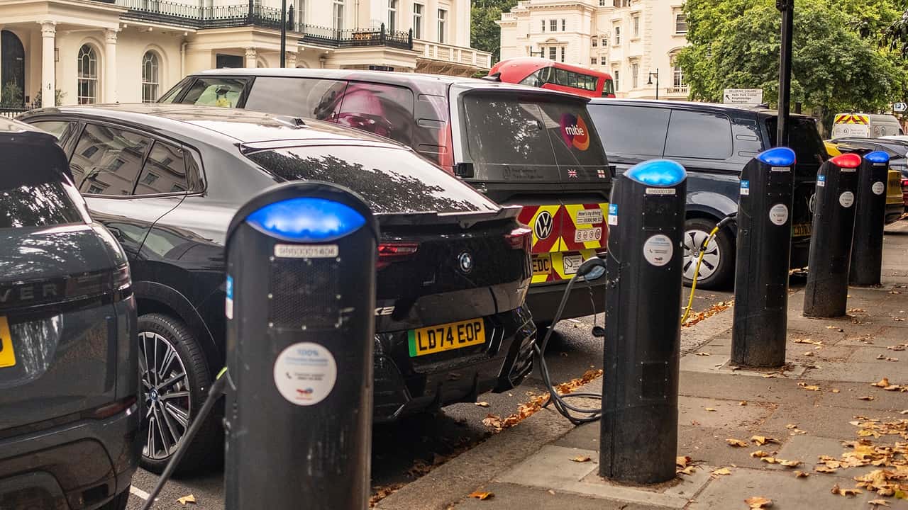 Auto elettriche in ricarica a Londra